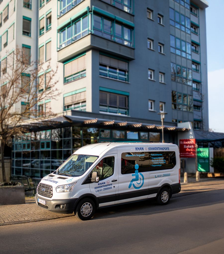 Khan-Fahrzeug bei einer Abholung vor einer Wohnanlage in Hanau